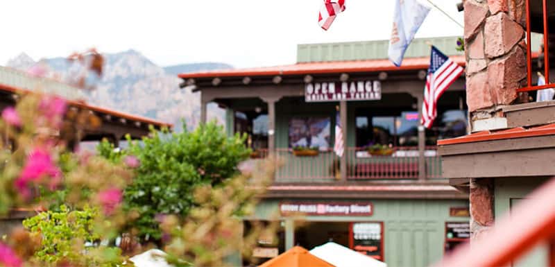 Дома Седоны на фоне гор