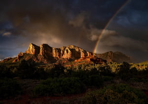 Горы на фоне пасмурного неба