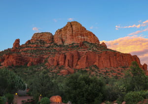 Травянистая местность на фоне гор